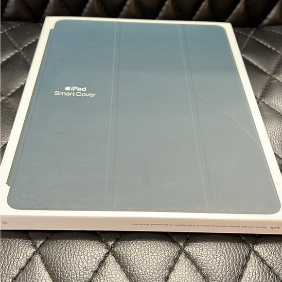 Brand New In Box Apple Smart Folio 10.5” - Picture 5 of 6